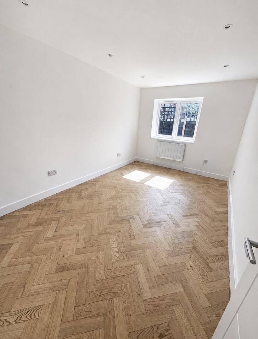 2 bed property in High street, Hampton